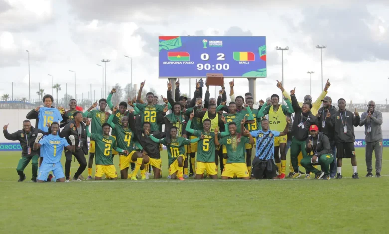 Players and officlas of Mali pose for pictures after the game